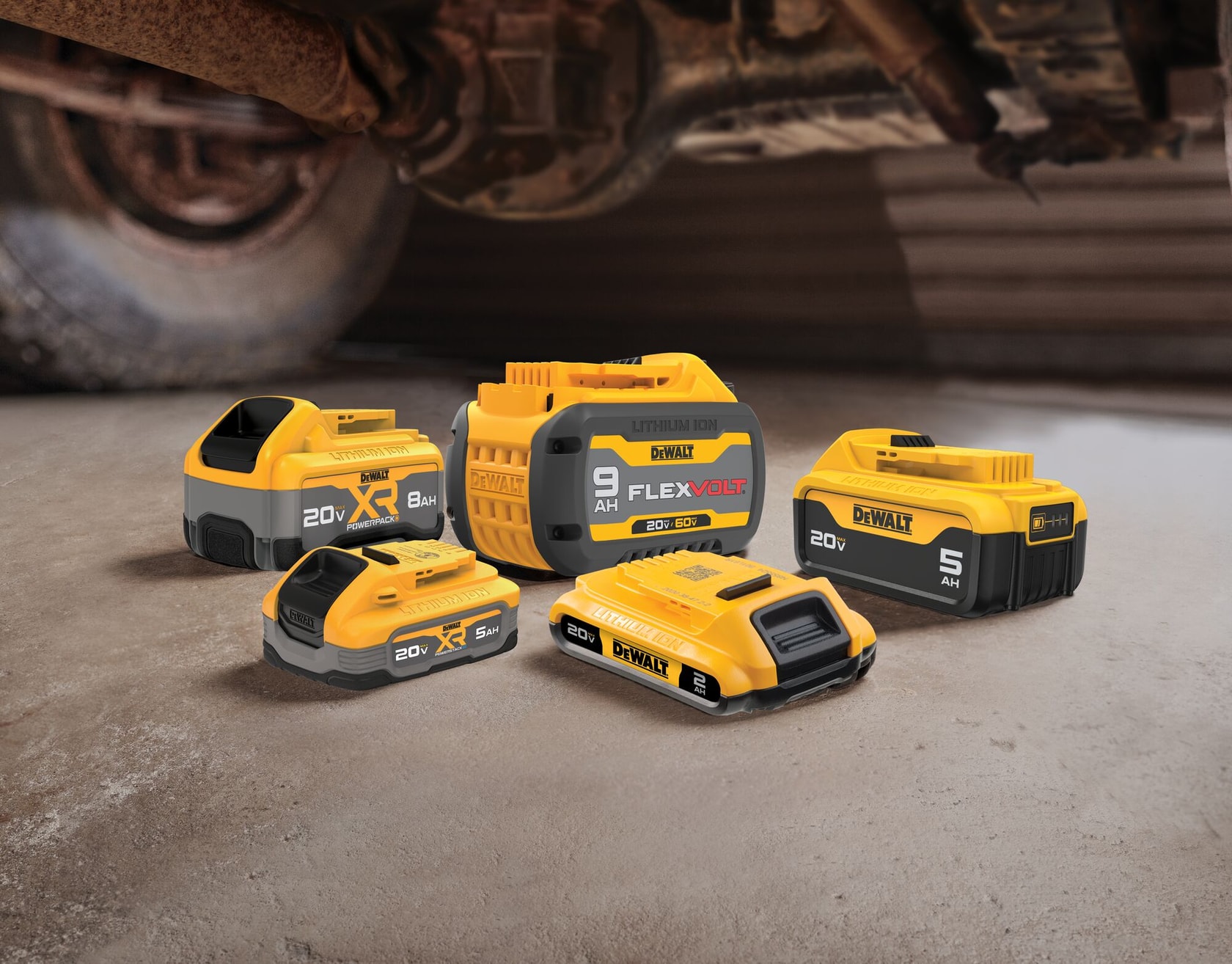 Baterías DEWALT para herramientas, SKUs DCB205, DCB2108, DCBP520, DCB609, DCB203, en suelo cerca de vehículo.
